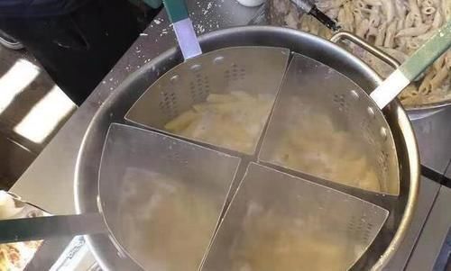 不用|大娘校门口卖小吃不用碗装,换成“这个”来装,只半天就卖500块