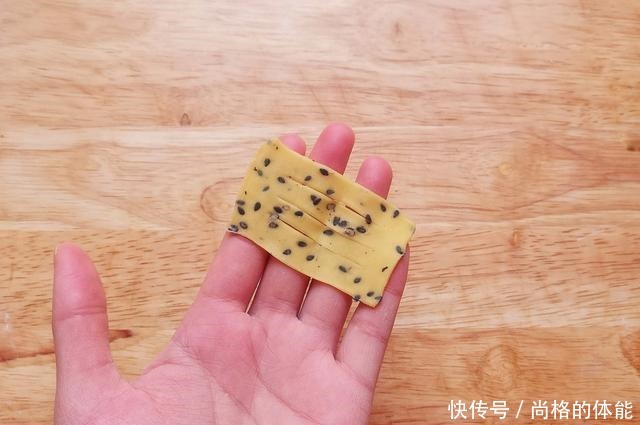 油炸麻叶|这道小吃,逢年必做,3块钱的成本能炸一大盆,酥酥脆脆,真好吃