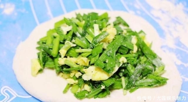  饺子|不要总是用面粉蒸面包。加一把韭菜和两个鸡蛋，比饺子好吃