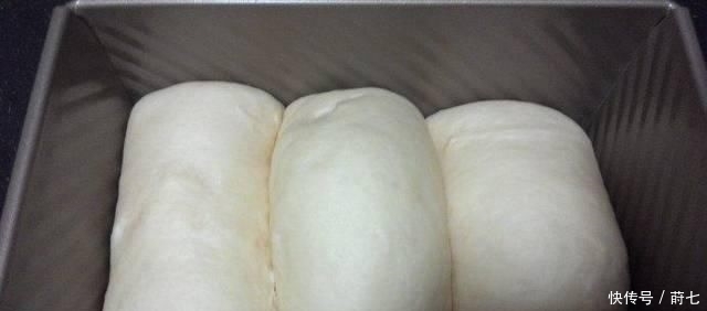  柔软|美食如此简单：一碗面粉一袋牛奶，教你在家做吐司，柔软拉丝有弹性！
