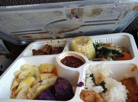 菜色|火车上60一份的牛肉套餐,看这高铁盒饭的菜色,你给打几分