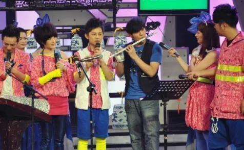 衣服去哪儿|《快本》已经广播23年了,每一期都穿着不同的衣服