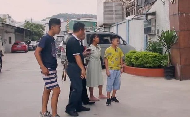 打工|《变形计》农村女孩跟城市父母吃饭,偶遇打工生父,女孩反应强烈