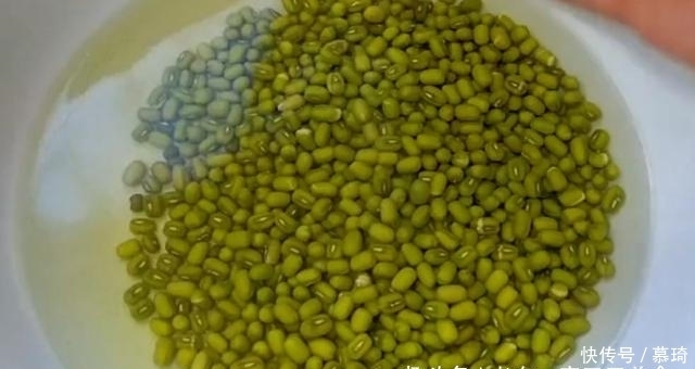 苹果|我家绿豆从不熬粥,加1个苹果,简单几步,上桌4碗不够吃,真解馋