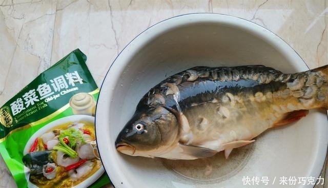  简单|家常酸菜鱼的做法，简单容易学，味道和餐馆一样好，鱼肉鲜嫩酸爽
