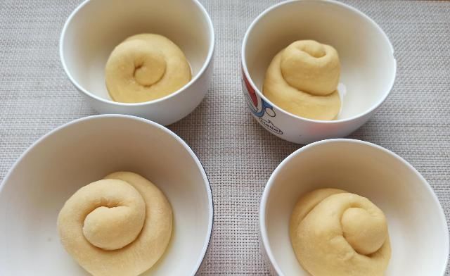 蓬松|教你做独家懒人面包,1碗面粉3个鸡蛋,不用烤箱,蓬松柔软又香甜