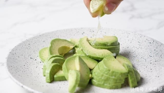 多汁|鸡胸肉又老又柴吃不下?试试这样做,鸡胸肉鲜嫩多汁,成抢手货