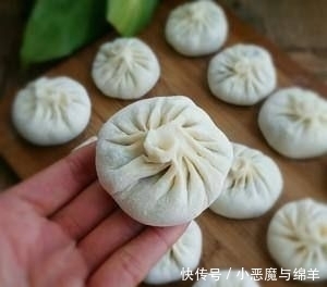  简单|两分钟学会生煎包的做法，简单易学，皮软底脆，咸香多汁