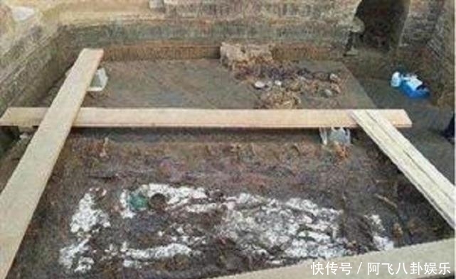 清理|工人清理化粪池, 发现开国皇帝墓, 墓中陪葬品让人惊奇不已
