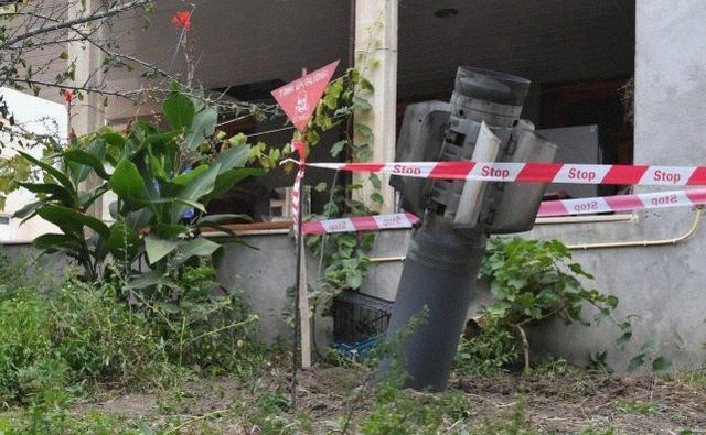 民宅|监控拍下震惊一幕:火箭弹笔直落下,命中民宅,所幸插入软土未爆