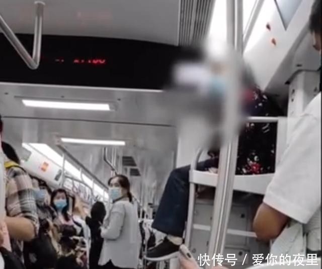 地铁|重庆地铁老太坐行李架悠闲晃腿,乘客看懵了