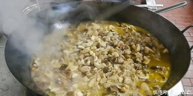 香菇|淮扬菜大厨改良员工餐将香菇烧鸡这么做,鲜香微辣,开胃下饭