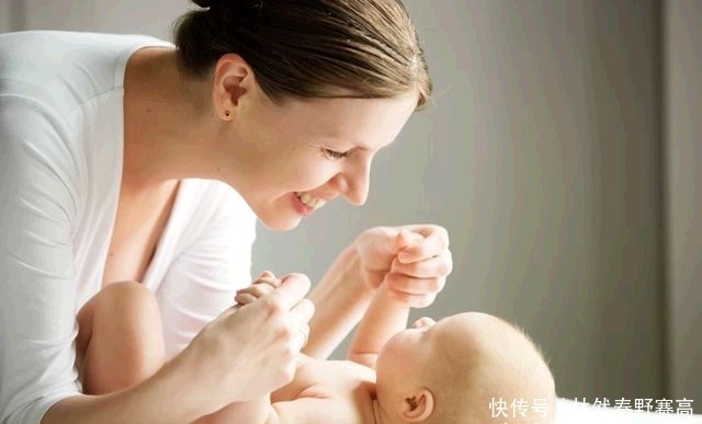 孩子大动作发育|三翻六坐九爬？1岁内孩子的大动作发育，你家宝宝达标了吗？