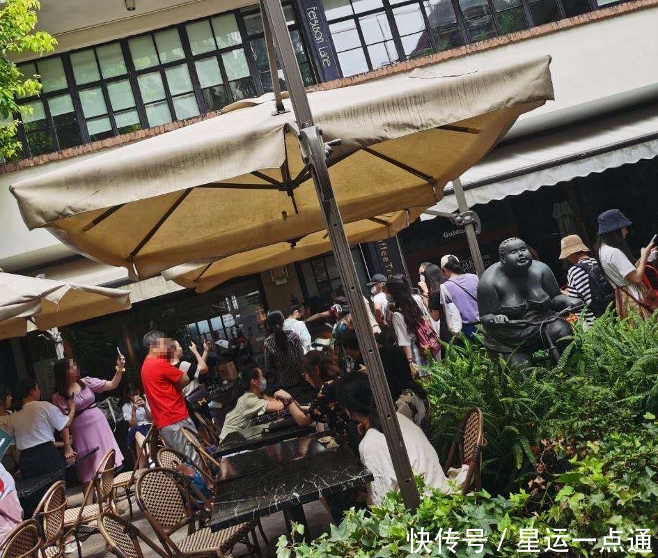 感受|肖战带火咖啡店,老板称来了数百位明星才感受到顶流,拉花师疯了