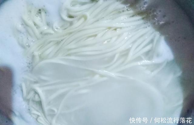 做出|10块钱成本做出一家三口的快餐，网友说太会过了，香味浓郁炒面