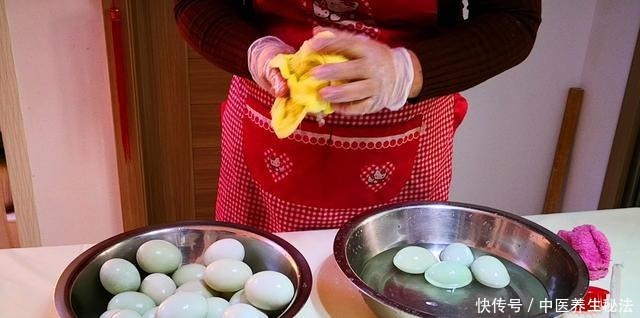 腌法|春天腌咸鸭蛋,别用盐水泡了,教你快速腌法,时间短油还多,真香