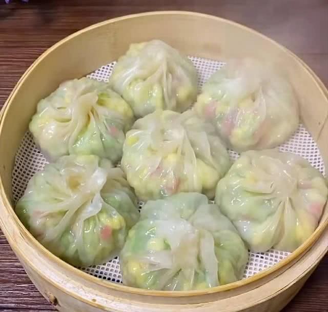  剩的|剩的饺子皮不要扔，做成包子，一擀一包真省事，皮薄馅大真好吃