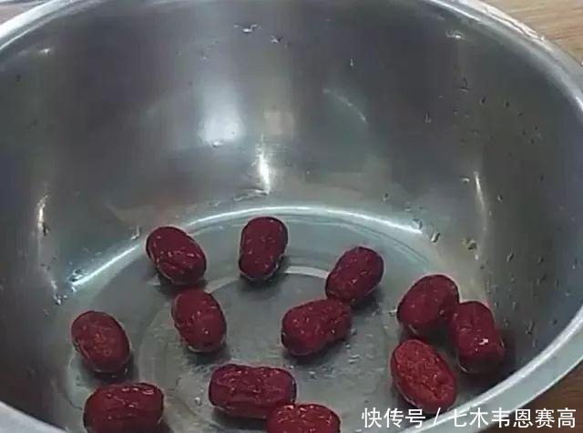  红豆|一斤糯米加一点红豆，在锅里蒸40分钟，把隔壁小孩都招来了