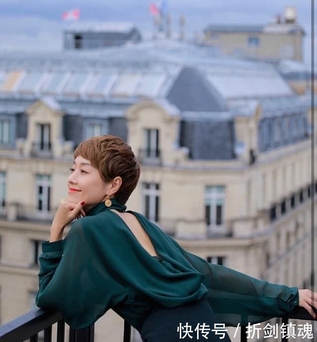 搭配|马伊琍简直是“气质女神”,墨绿色雪纺衫配半裙,尽显知性优雅感!