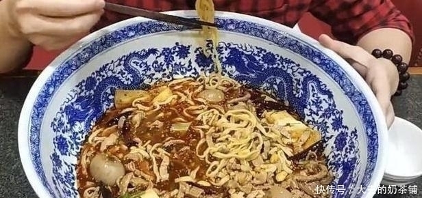 夫妻|夫妻街边卖“天价面”,108元免费续面,每碗放牛肉牛杂各1勺