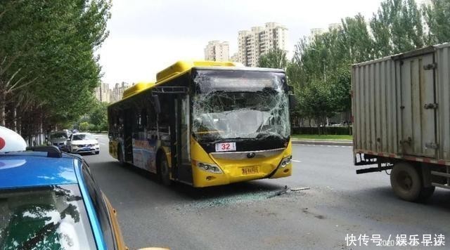  发病|突发！32路公交车驾驶员途中发病引发追尾，有乘客受伤