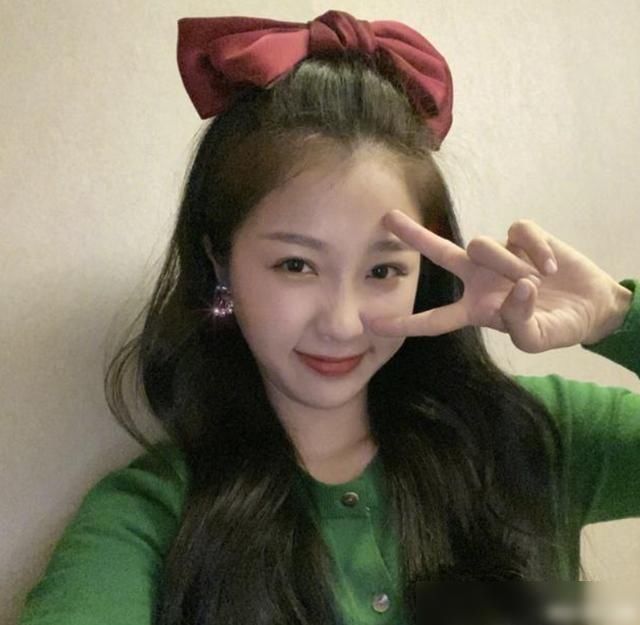 上热|张艺凡和虞书欣正面刚热搜,同样上热搜,她和陈卓璇待遇区别明显