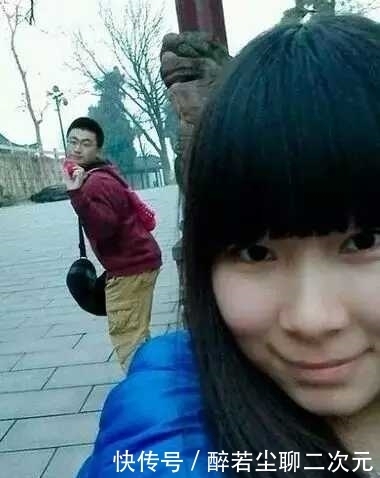 公共场合|妹子,公共场合注意点形象,许久未见也不能这么抱啊,太尴尬了啊