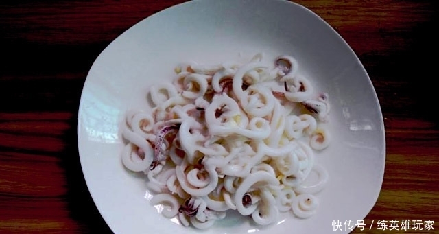 麻烦|鱿鱼去皮麻烦?老渔民口述小技巧,30秒去皮不用焯,又鲜又嫩