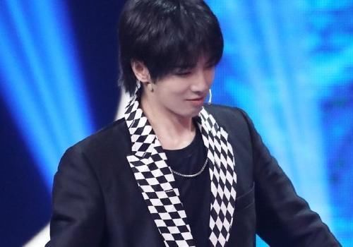  人心|《王牌》嘉宾一起唱歌，华晨宇偏在话筒上抢镜，原因让人心生敬意