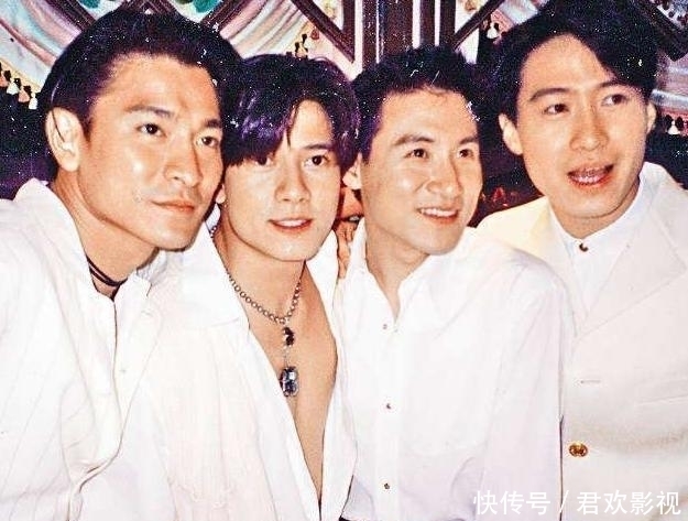 起身|蒙面唱将史上最大牌:揭面后评委乖乖起身,全都不敢点评