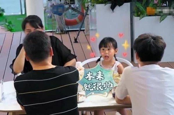  刘宇宁|刘宇宁长得怎么样？听到《中餐厅》客人对他的评价，真有眼光