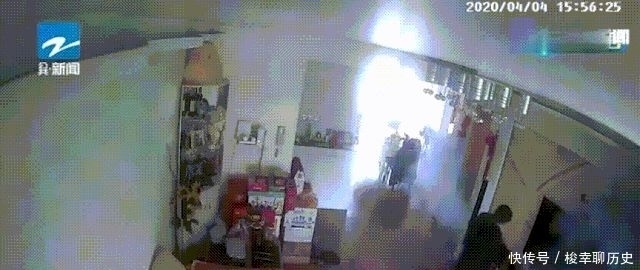  自行车|电动自行车，请勿室内充电！