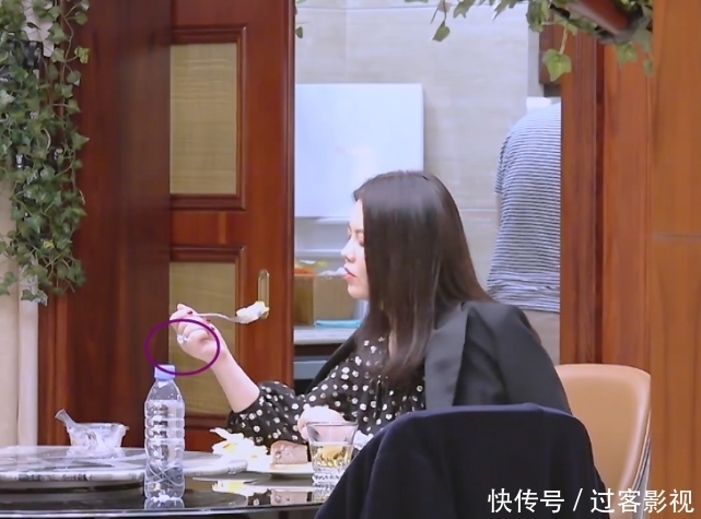 样式|李湘吃晚餐时,手表和戒指都被打码,抬手撩头发才看清样式