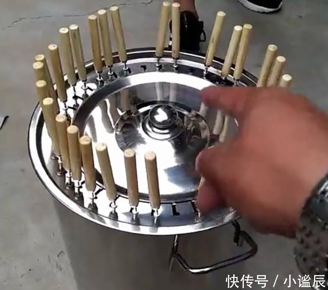 老大爷|老大爷街边卖“新式小吃”1根5元1根15元,1锅40根,1天卖掉30锅