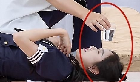 嘉宾们|吴宣仪baby同玩游戏,看到给她们头上放的水,差别待遇太明显