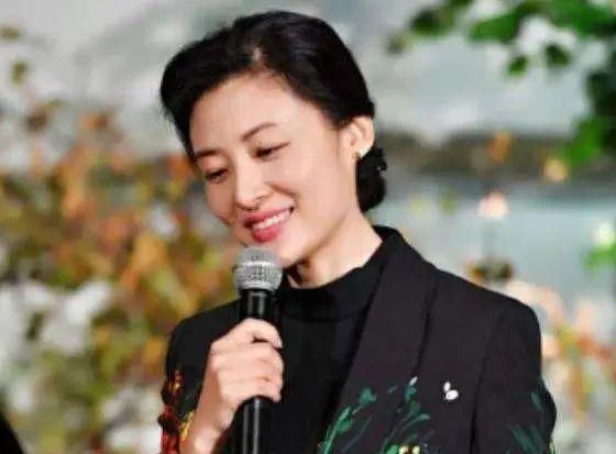 告别|曾是央视“最美”主持人挤掉倪萍,斗过董卿却突然告别央视