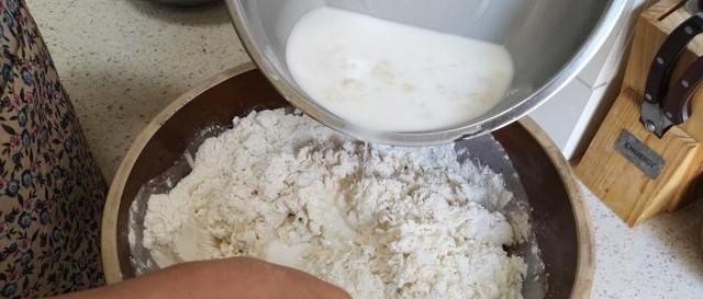 小苏打|发面时,有人用酵母,有人用小苏打,却不知用它发面,馒头更蓬松