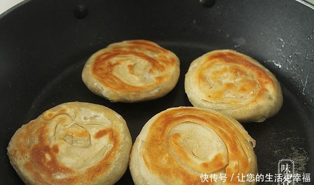 面团|葱油饼总是做不好试试这种做法,外酥内软,当早餐天天吃不腻