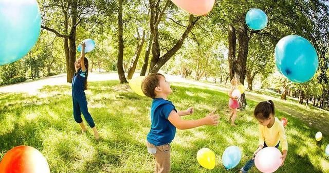 家长们|萌娃商场认错妈,抱着不松手,结果亲妈出现一脸懵,下一秒萌化了