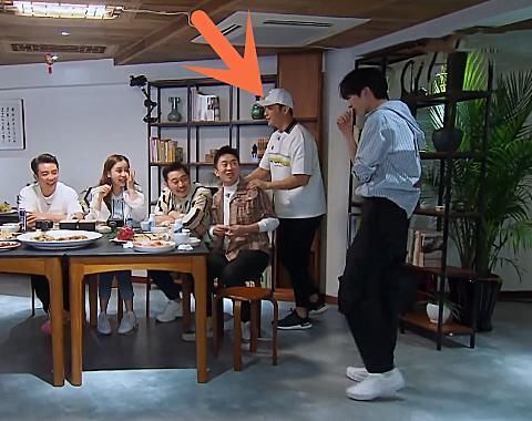 李晨|杨迪跟蔡徐坤“翻脸”时,其他人都笑作一团,谁注意到李晨的反应