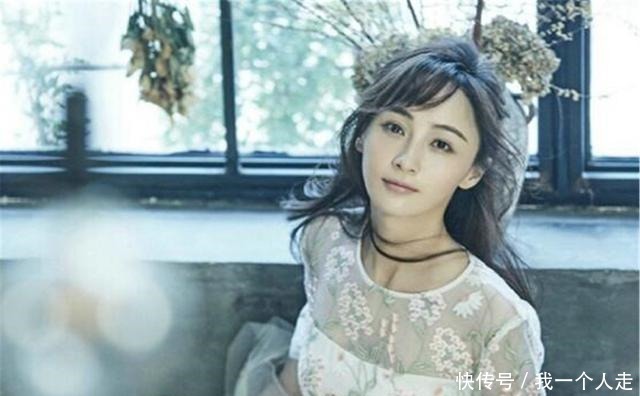 造型|姚笛独自一人现身机场穿着美艳如少女，整体造型却被面部状态毁了