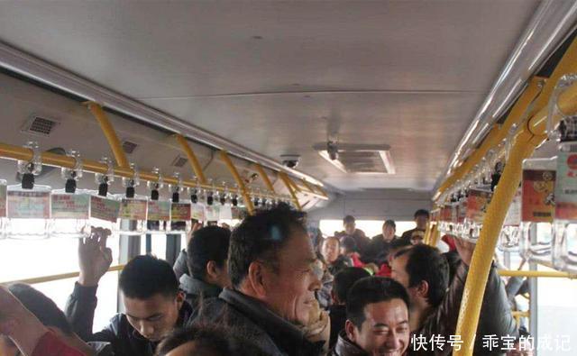 机灵|公交车上男孩高喊肚子痛，母亲查看后报警，乘客：“孩子真机灵”