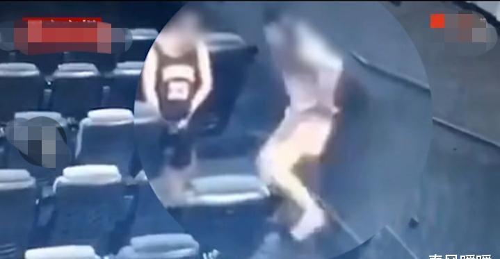 影院|尴尬！女子趁影院放映室没人行“方便，现场画面让人气愤