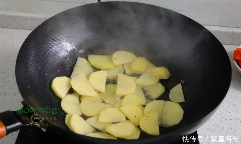 倒入|鸭肉别只会做啤酒鸭,加土豆胡萝卜炖一炖,端上桌连汤汁都不剩!