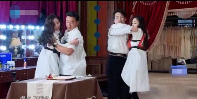 节目|《奔跑吧》郭麒麟张天爱一起做游戏,谁注意到他的手弹幕真相了