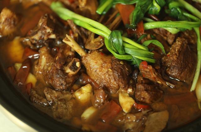 香辣|风味独特的家常菜,烧鸭肉要放这些、才美味,香辣爽口无腥味