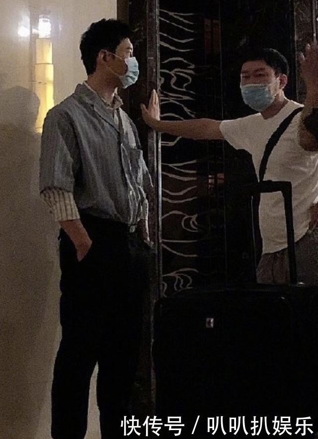  笑容|赵丽颖录《中餐厅》再曝路透照，笑容明媚，黄晓明林大厨热情接待