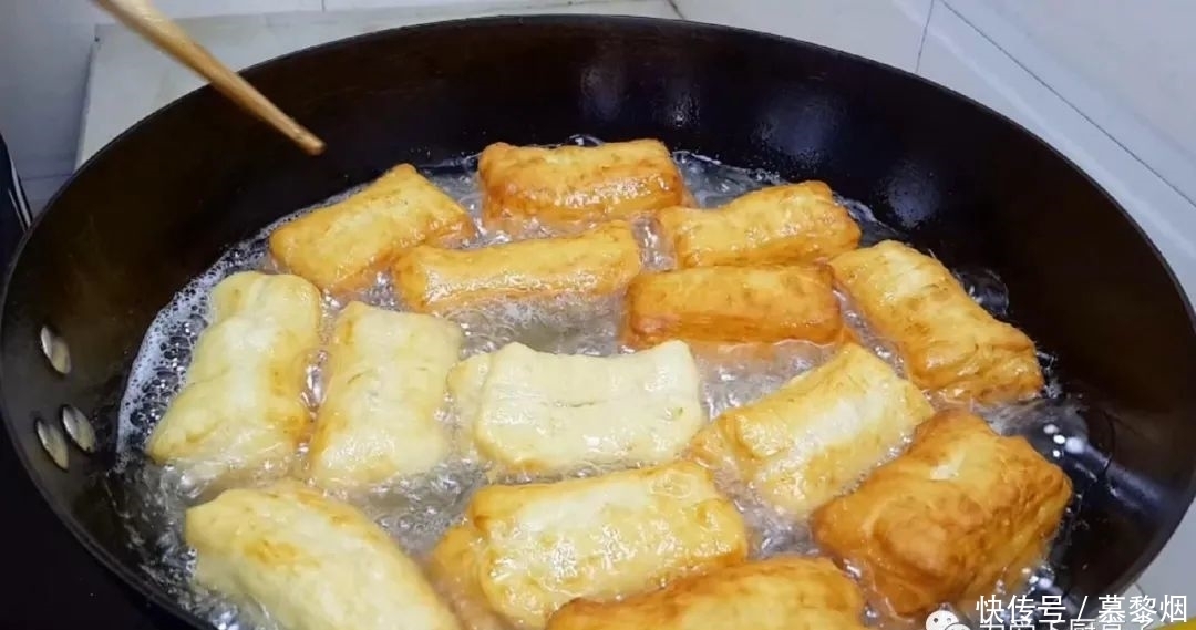 发面|家常小油条的做法,不发面不烫面,个个焦脆又香甜,真的太好吃了