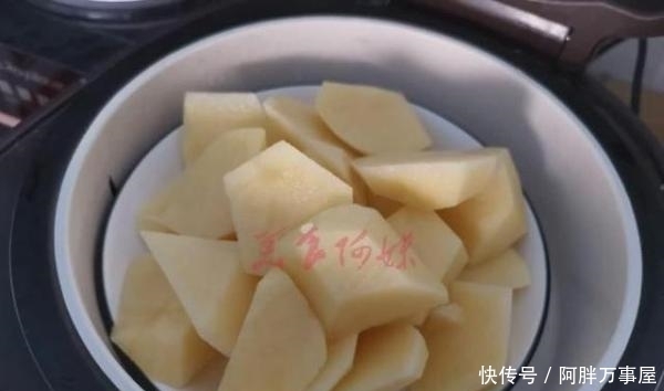 土豆泥|第一次尝试秋葵的这样做,搭配土豆泥,好看又好吃,上桌最先光盘