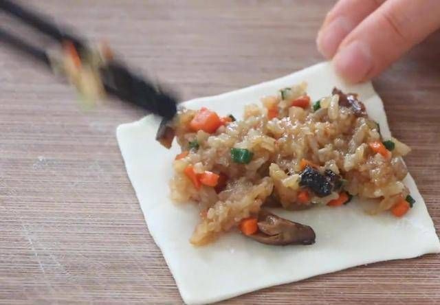 皮包|糯米这样做太好吃了,用饺子皮包起来,酥脆又软糯,总也吃不够
